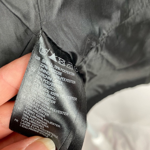 H&M Black 3 Button Fitted Blazer Size 4 - Picture 5 of 5